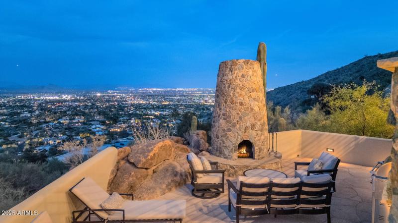 5810 E Cholla Ln-large-021-035-5810 E Ch