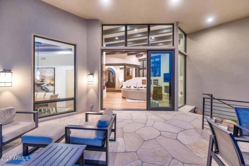 5810 E Cholla Ln-large-023-042-5810 E Ch