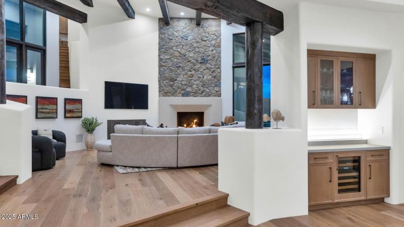 5810 E Cholla Ln-large-024-056-5810 E Ch