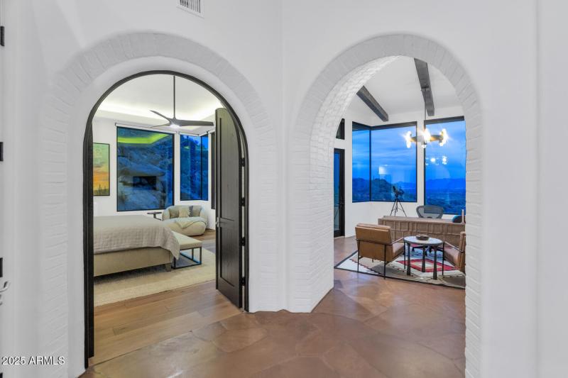 5810 E Cholla Ln-large-036-055-5810 E Ch