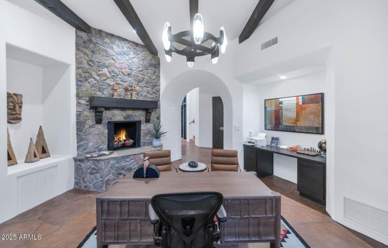 5810 E Cholla Ln-large-039-066-5810 E Ch