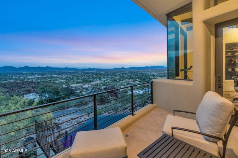 5810 E Cholla Ln-large-043-058-5810 E Ch