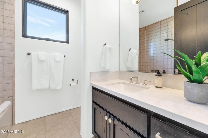 5810 E Cholla Ln-large-053-020-TOD4129-1