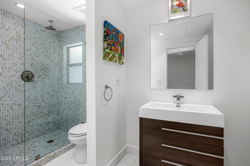 Guest Bath 4