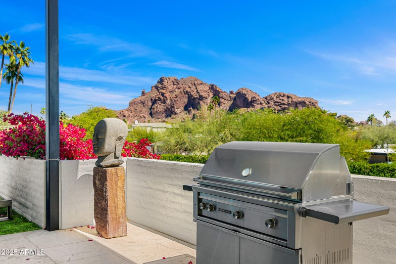 BBQ Outdoor Dining Space