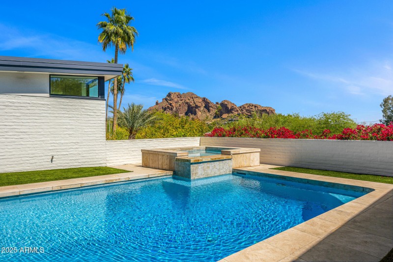 Hot Tub Views of Camelback