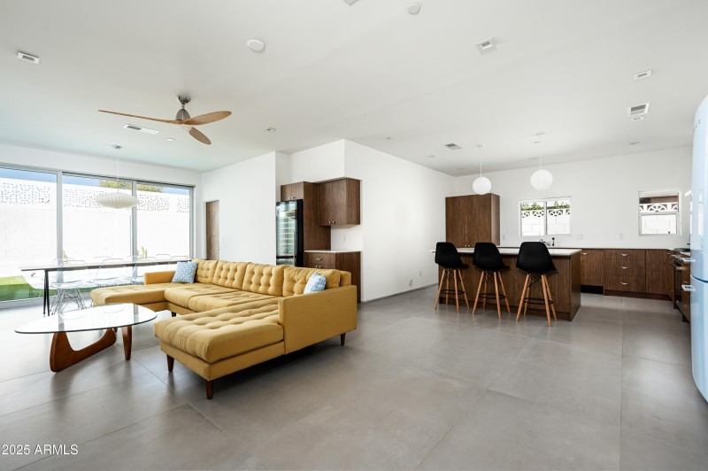 Living & Kitchen