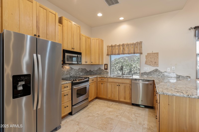 Kitchen w/ Breakfast Bar