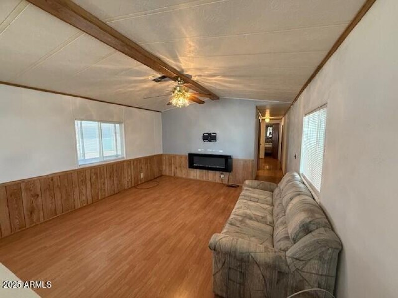 Familyroom ceiling with fan