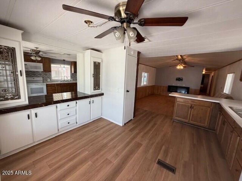Kitchen counte and cabinets