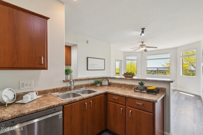 Kitchen w/peninsula