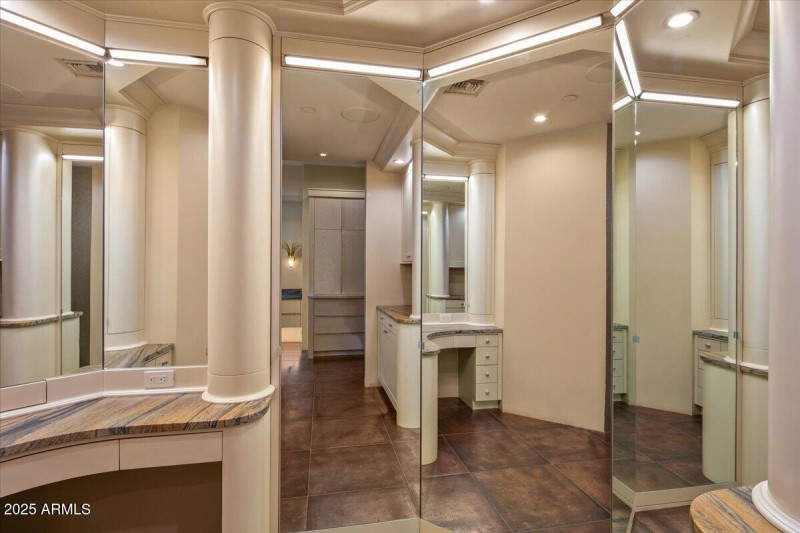 047-Primary Wardrobe Closet