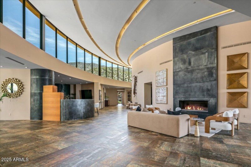 101-Grand Living Areas