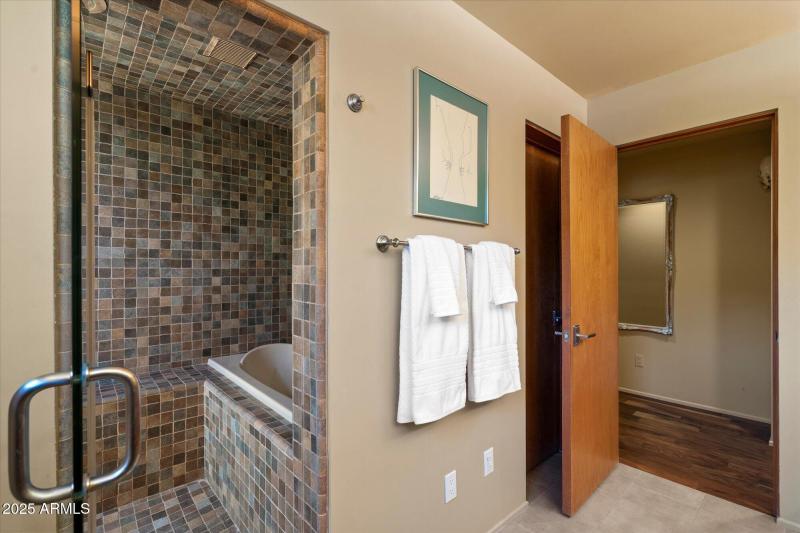 Wet room w/steam shower