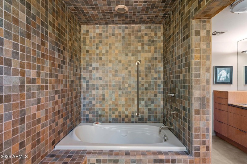 Wet room w/steam shower& spa bath