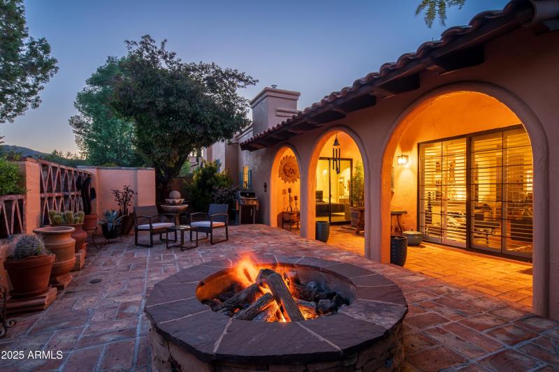 BUILT-IN GAS FIREPIT