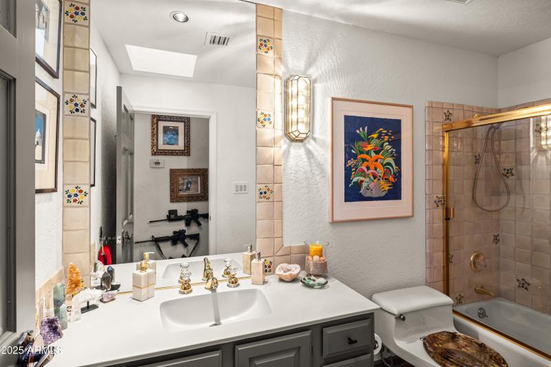GUEST BATHROOM - FULL