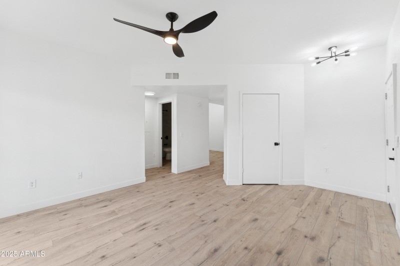 06-006-living-room