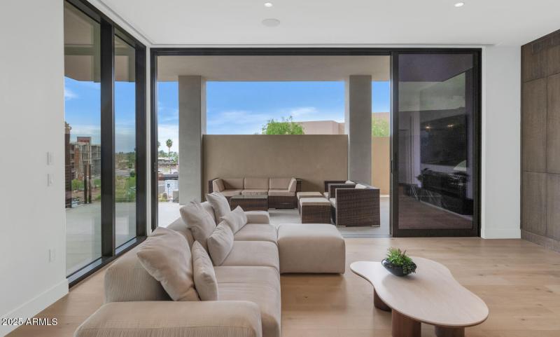 5000 N Camelback Ridge Dr-large-006-021-