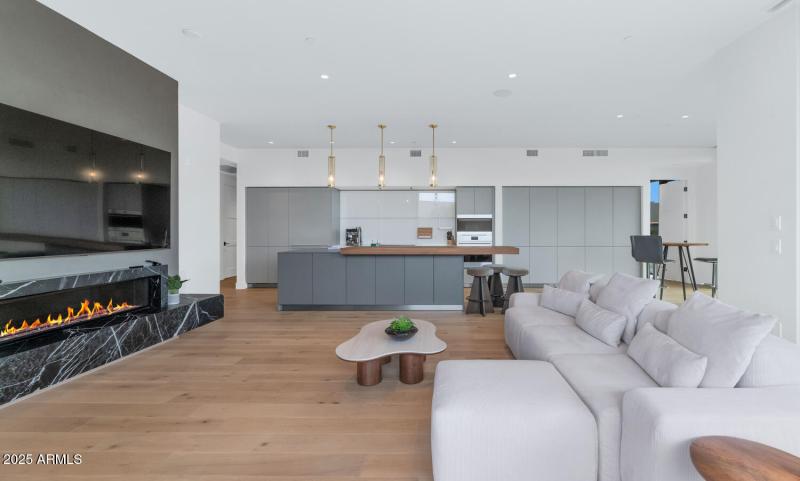 5000 N Camelback Ridge Dr-large-007-022-