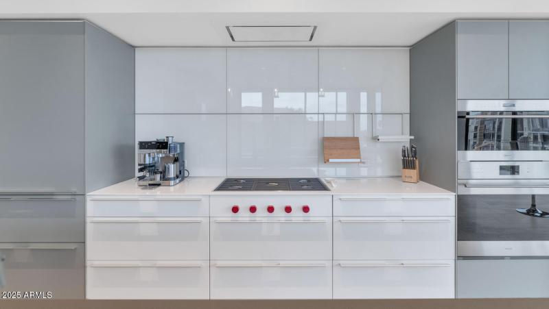 5000 N Camelback Ridge Dr-large-011-011-