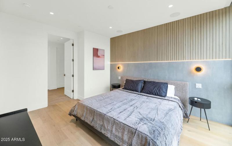 5000 N Camelback Ridge Dr-large-016-006-