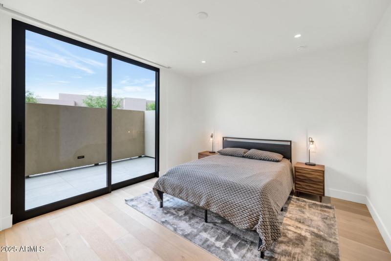 5000 N Camelback Ridge Dr-large-020-026-