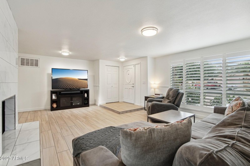 16-web-or-mls-E Shaw Butte Dr-0705-006