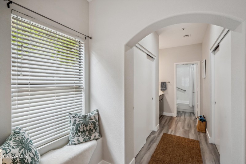 14-Hallway Nook