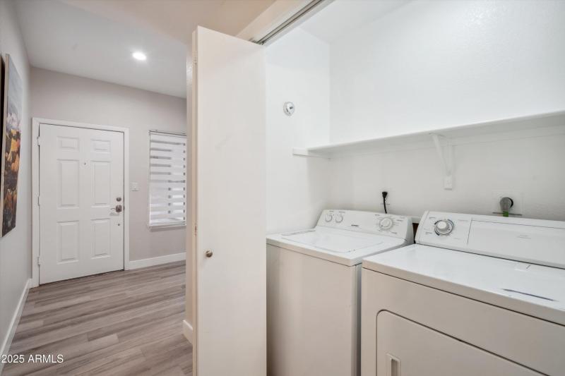 18-Entryway Laundry