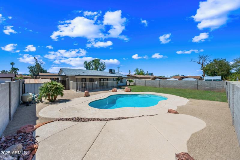 Separate Sun/Lounging Area