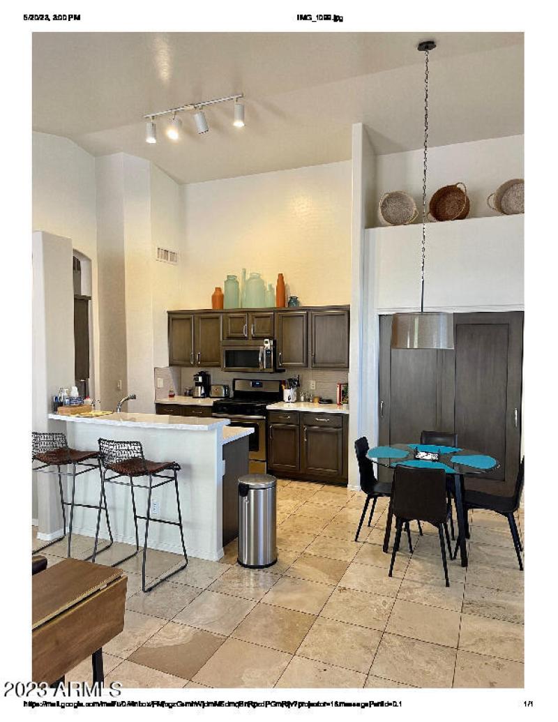 Kitchen dining areaIMG_1099