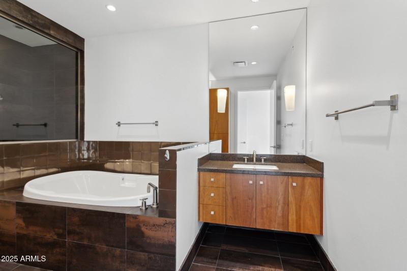 Primary Ensuite - Dual Vanities