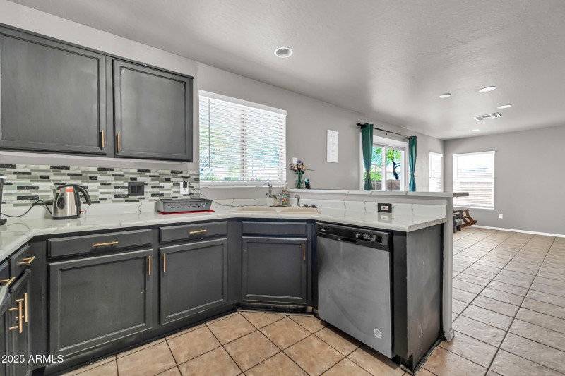 12709 N El Frio St-13_(2048)