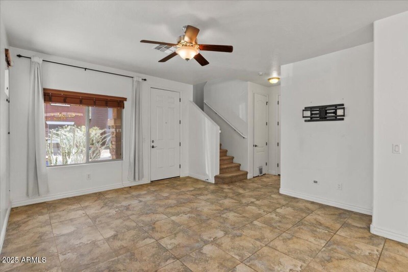 06-LIVING ROOM