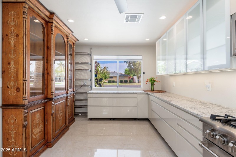 Expansive sleek counter tops