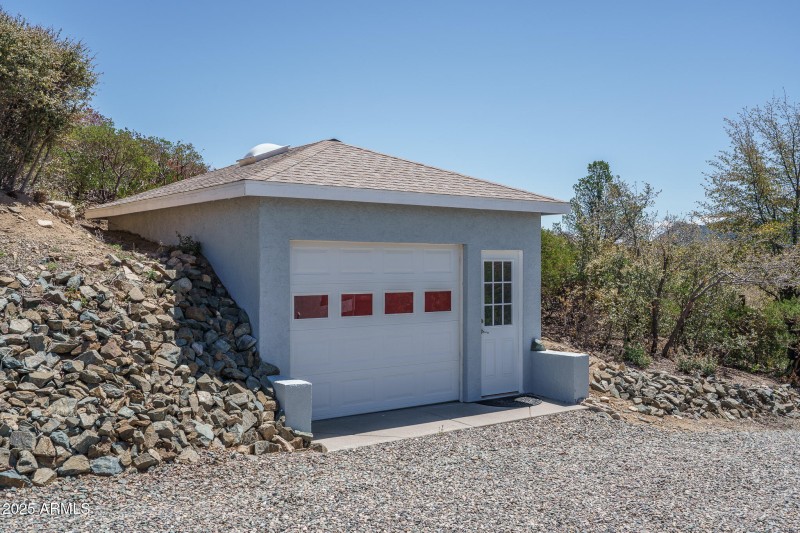 76) GARAGE B
