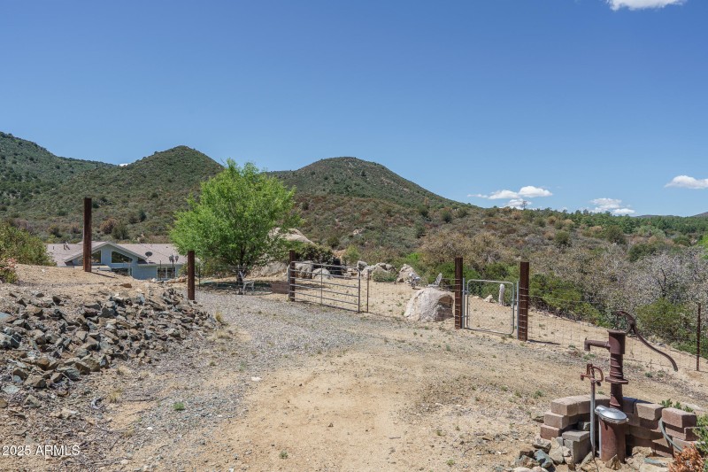 77) UPPER YARD