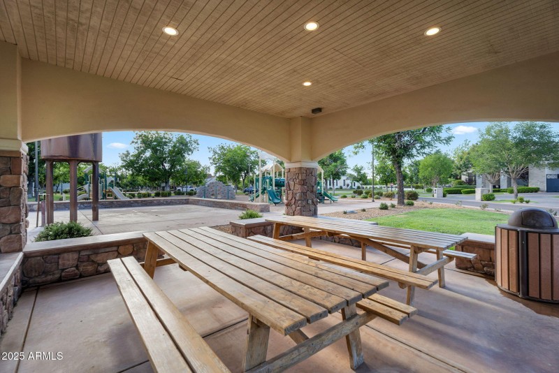 153-web-or-mls-20644 E Sunrise Ct Neighb