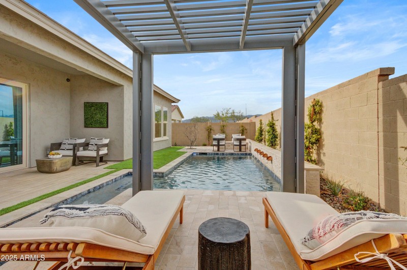 024_Relax Poolside