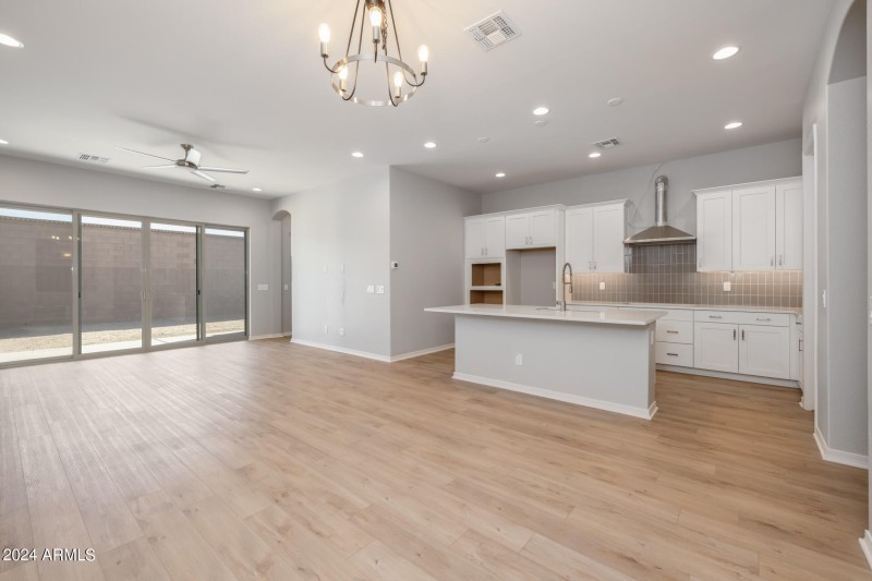 10)KITCHEN
