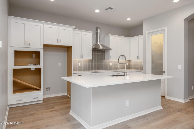8)KITCHEN