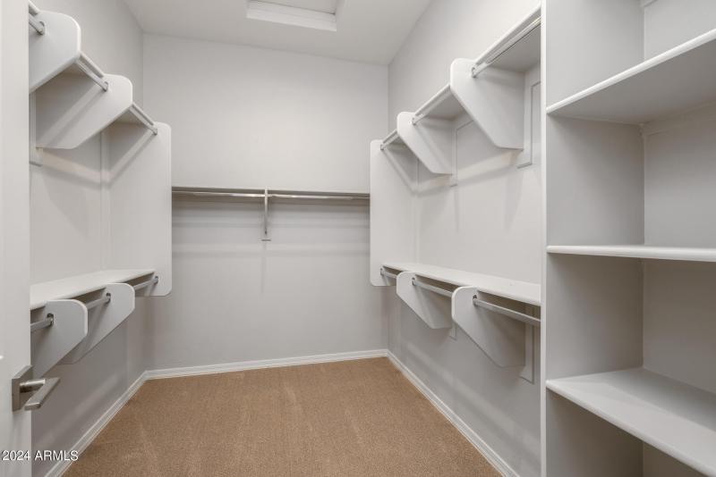 30)MASTER CLOSET