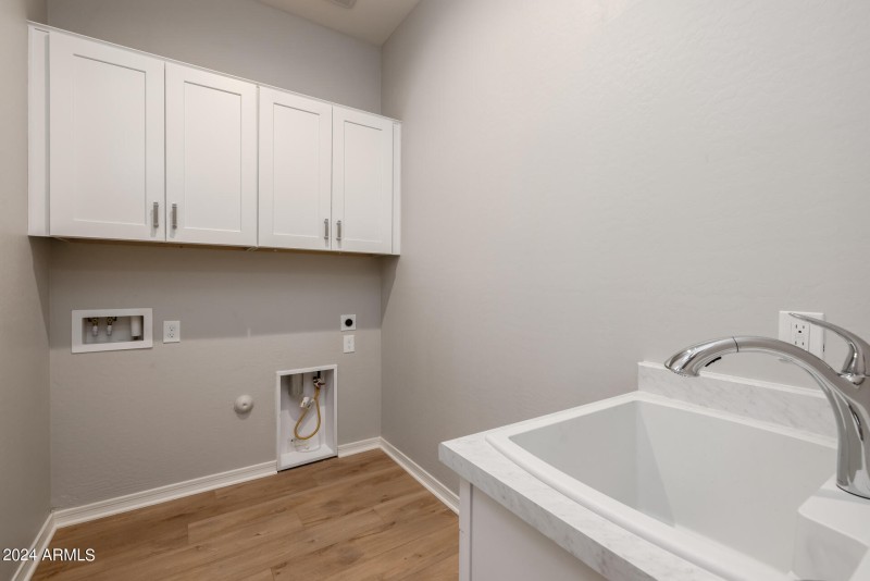 28)LAUNDRY ROOM