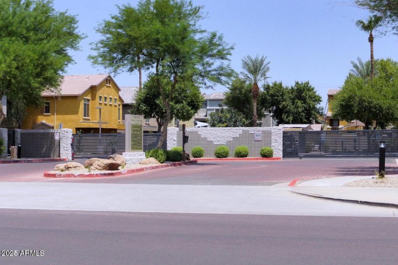 Villagio Gates