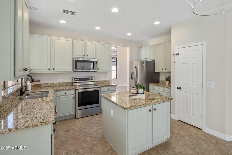 Open Kitchen w/walk-in Pantry