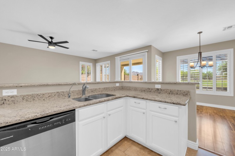 3565 E Meadowview Dr-9