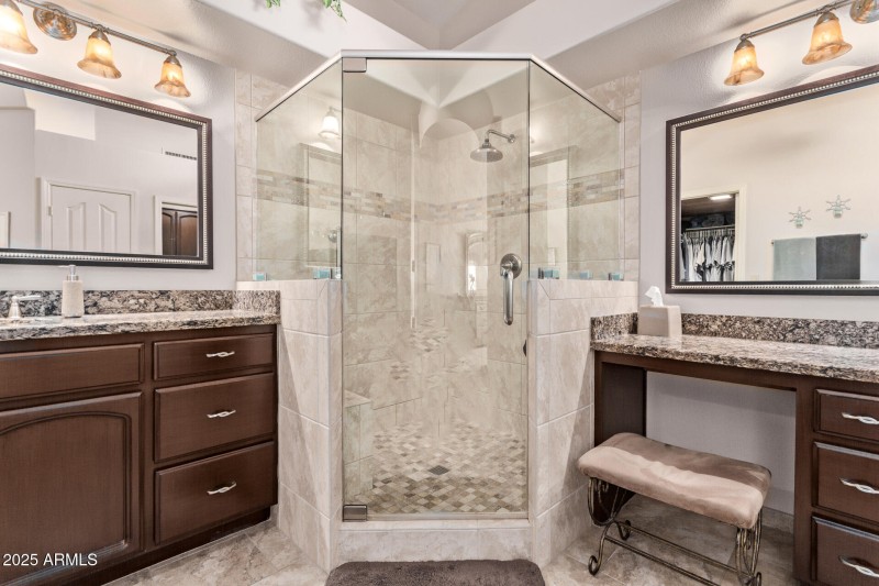 Large shower with bench