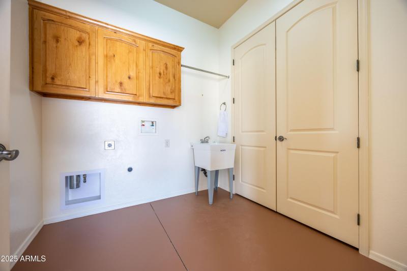 Wash ROOM IN Garage