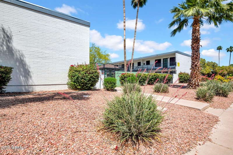 2-web-or-mls-1942 W Berridge Ln-3